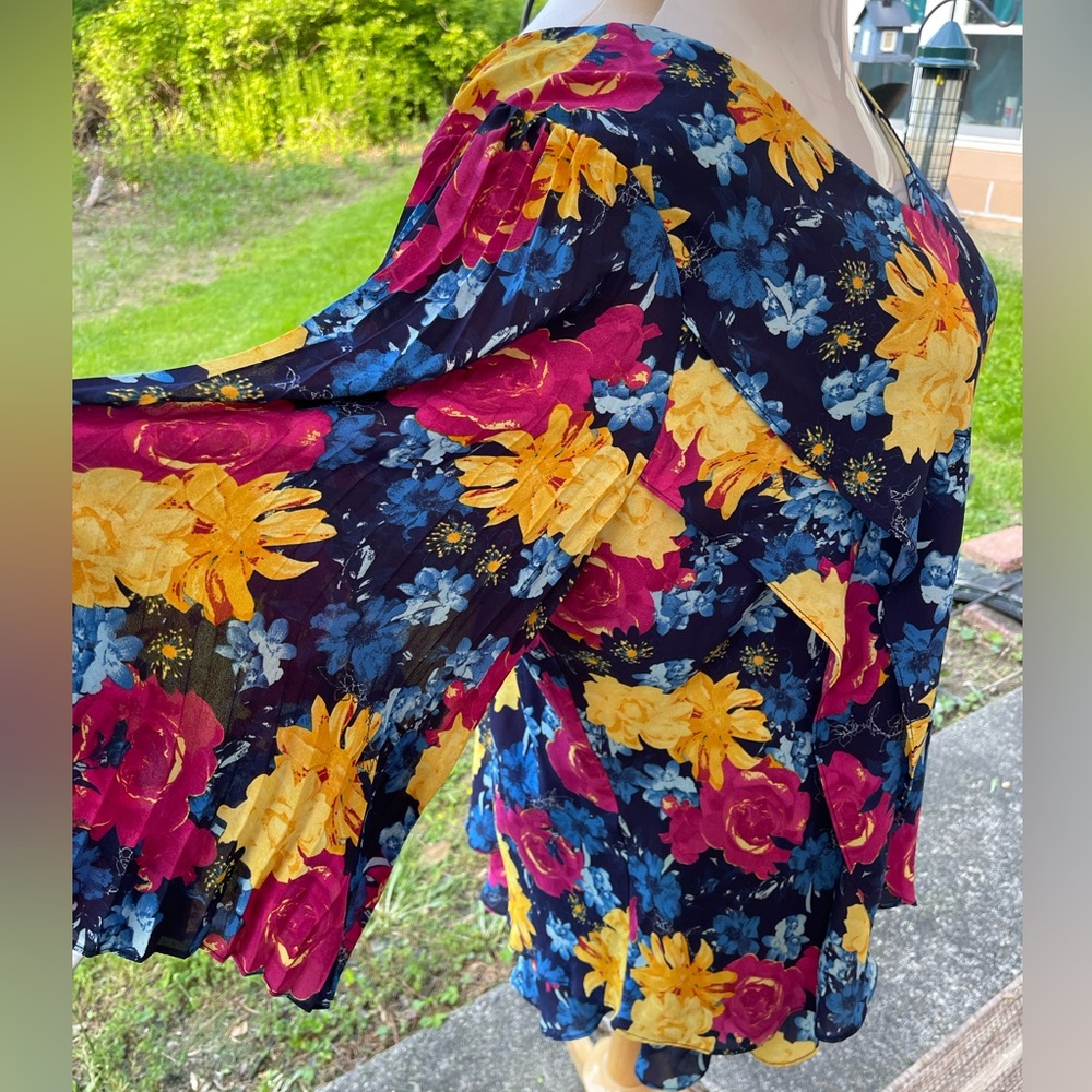 EUC Beautiful Stunning Floral Layered Pleated Sleeves Top Blouse 3X 4X